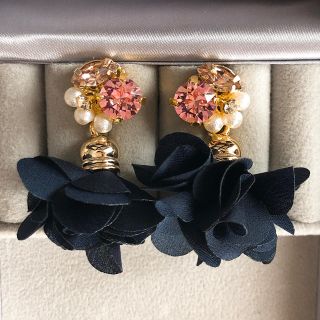 スワロフスキー(SWAROVSKI)のお花のピアス(ピアス)