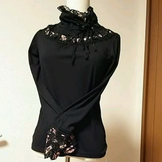 アクシーズファム(axes femme)のピンク花柄 黒タートルネック カットソー(カットソー(長袖/七分))