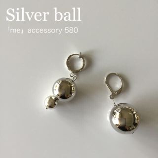 580 ゴールドボール アシメトリーピアス/イヤリング/樹脂・チタンピアス(ピアス)