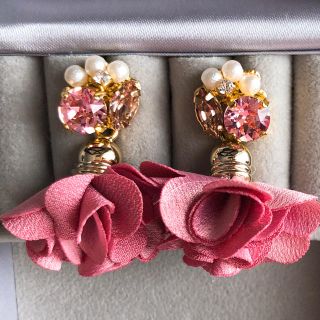 スワロフスキー(SWAROVSKI)のお花のピアス(ピアス)