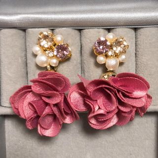 スワロフスキー(SWAROVSKI)のお花のイヤリング(ピアス)