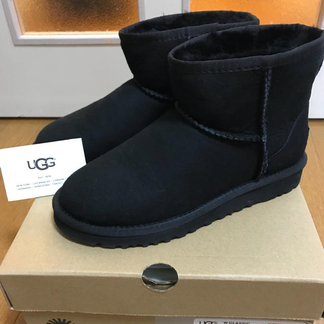 UGG(アグ)の☆エツカナ様専用☆UGG クラシックミニ ブラック 撥水加工 ☆最終値下げ☆ レディースの靴/シューズ(ブーツ)の商品写真