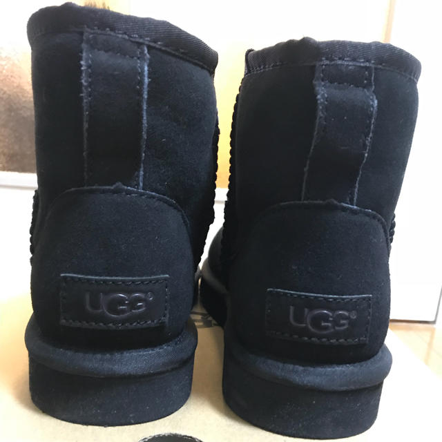 UGG(アグ)の☆エツカナ様専用☆UGG クラシックミニ ブラック 撥水加工 ☆最終値下げ☆ レディースの靴/シューズ(ブーツ)の商品写真