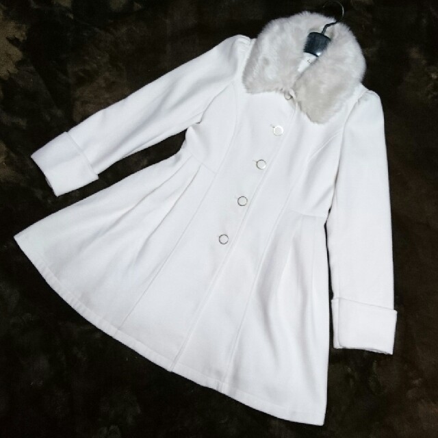 dazzlin(ダズリン)のdazzlin 襟ファー白コート レディースのジャケット/アウター(ロングコート)の商品写真
