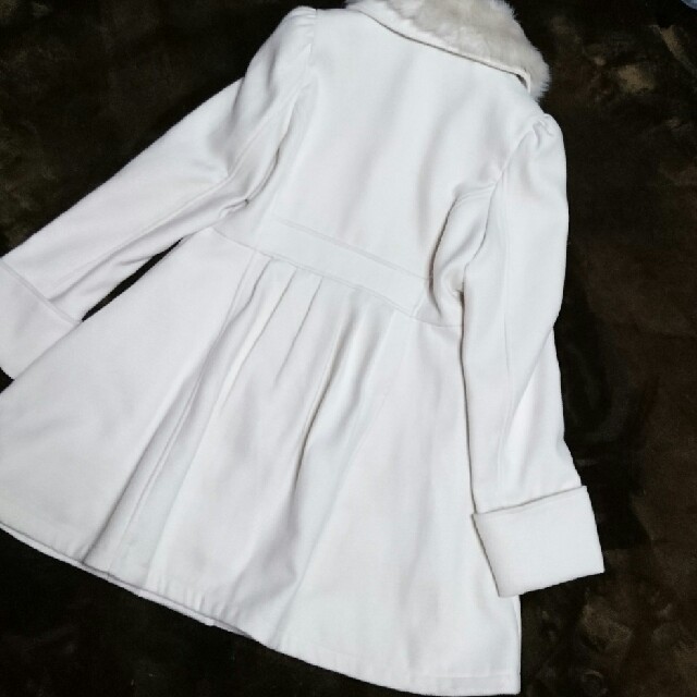 dazzlin(ダズリン)のdazzlin 襟ファー白コート レディースのジャケット/アウター(ロングコート)の商品写真
