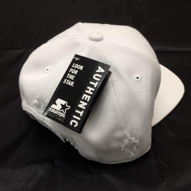 MARCELO BURLON(マルセロブロン)の新品正規品 マルセロバーロン MARCERO BURLON ホワイト キャップ メンズの帽子(キャップ)の商品写真