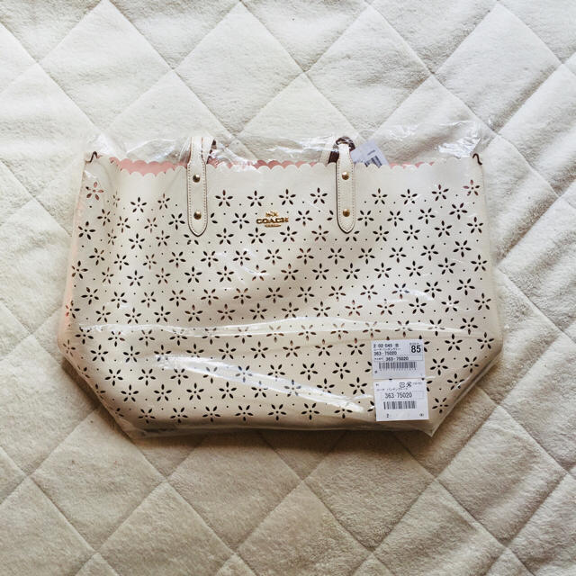 COACH - 【ぽるこ様専用】《新品》コーチ フラワーモチーフ パンチング