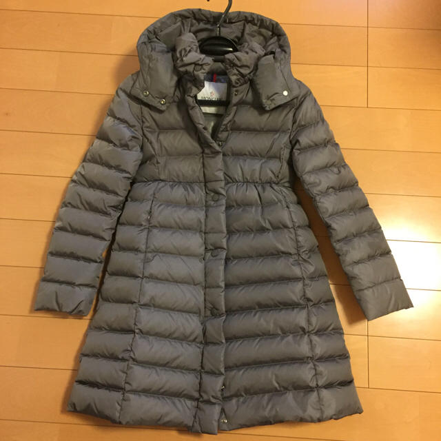 MONCLER(モンクレール)の週末限定価格✨モンクレールキッズ ダウン10  グレー レディースのジャケット/アウター(ダウンコート)の商品写真