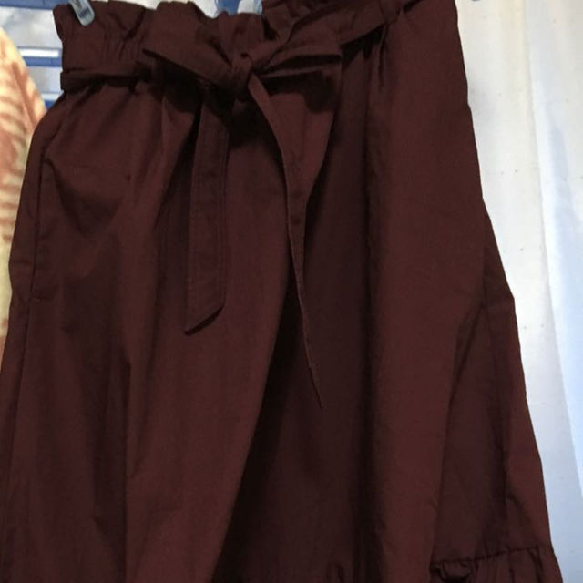 UNIQLO(ユニクロ)のユニクロ フリルスカートL ワインレッド 一度着洗濯 レディースのスカート(ロングスカート)の商品写真
