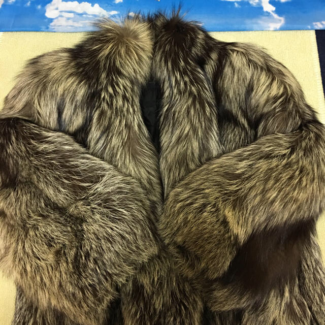 Sagaform(サガフォルム)の最高級クラス‼️シルバーフォックス毛皮 SAGAFOX 金ラベル 大注目 レディースのジャケット/アウター(毛皮/ファーコート)の商品写真