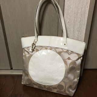 コーチ(COACH)のお値下げ☆サテン系 シグネチャー エナメル 型押し トートバック COACH(トートバッグ)