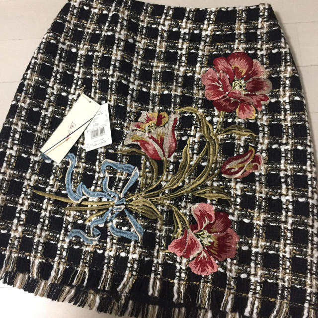 リリーブラウン ツイード 刺繍 台形 スカート | フリマアプリ ラクマ