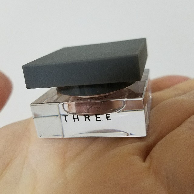 THREE(スリー)のTHREE アイシャドウ　ほぼ未使用 コスメ/美容のベースメイク/化粧品(アイシャドウ)の商品写真