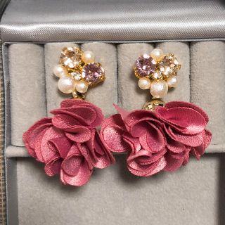 スワロフスキー(SWAROVSKI)のお花のピアス(ピアス)