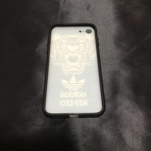 adidas(アディダス)のiPhone7.8スマホカバーadidas ストラップ付き🌟 スマホ/家電/カメラのスマホアクセサリー(iPhoneケース)の商品写真