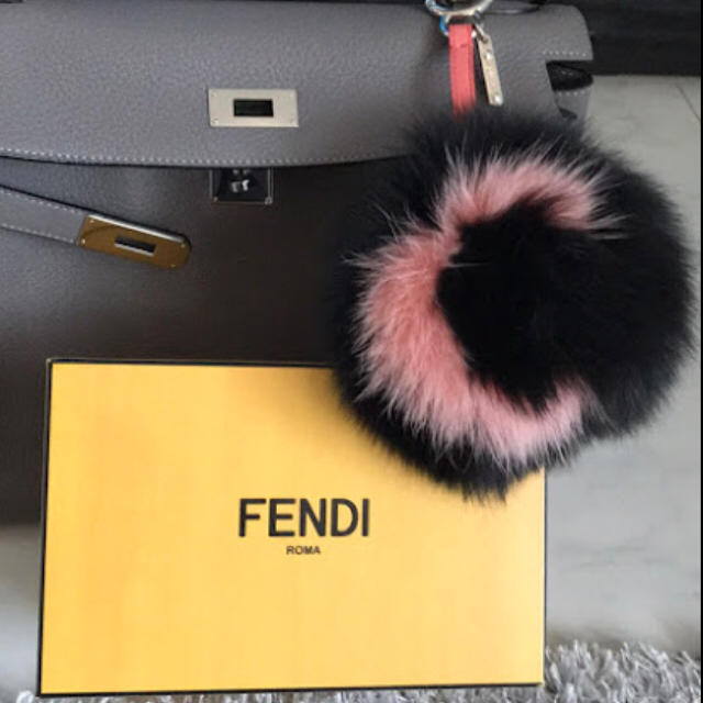 FENDI(フェンディ)のFENDI イニシャルファーチャーム ハンドメイドのファッション小物(バッグチャーム)の商品写真