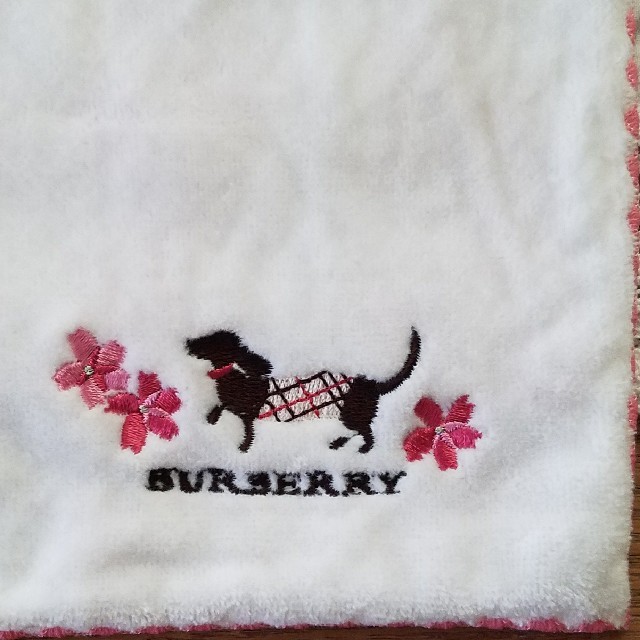 BURBERRY(バーバリー)のレア BURBERRーバーバリー タオルハンカチ 桜 犬刺繍  レディースのファッション小物(ハンカチ)の商品写真