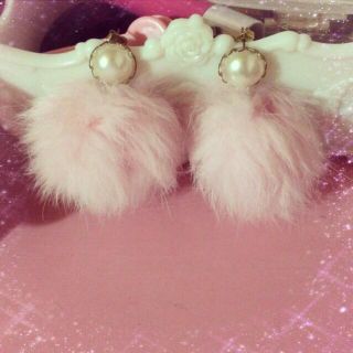 クレアーズ(claire's)のファーピアス♡(mana様お取り置き)(ピアス)