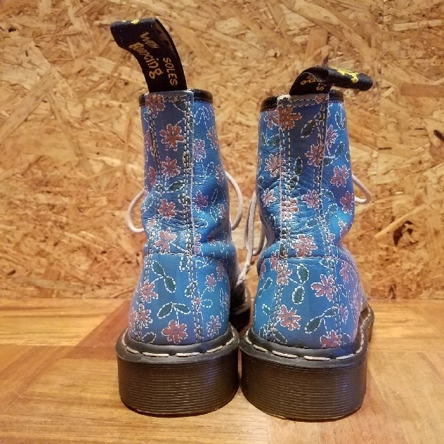 Dr.Martens(ドクターマーチン)のもんも様御成約済み   ドクターマーチン 花柄 ブルー レディースの靴/シューズ(ブーツ)の商品写真