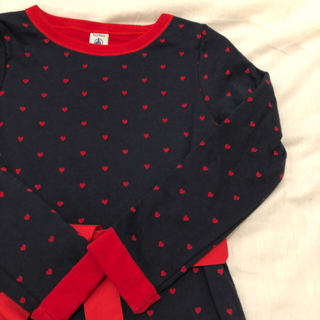 PETIT BATEAU(プチバトー)のSALE☆プチバトー 6ans チュビックハートモチーフワンピース キッズ/ベビー/マタニティのキッズ服女の子用(90cm~)(ワンピース)の商品写真