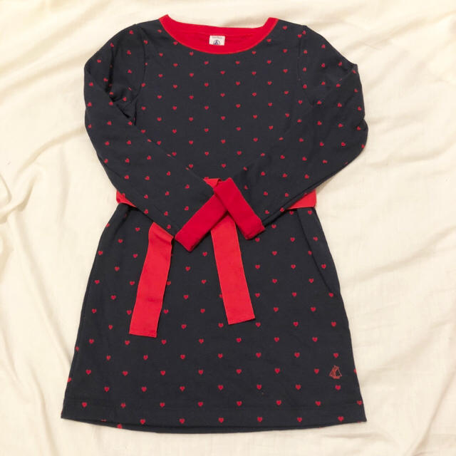 PETIT BATEAU(プチバトー)のSALE☆プチバトー 6ans チュビックハートモチーフワンピース キッズ/ベビー/マタニティのキッズ服女の子用(90cm~)(ワンピース)の商品写真