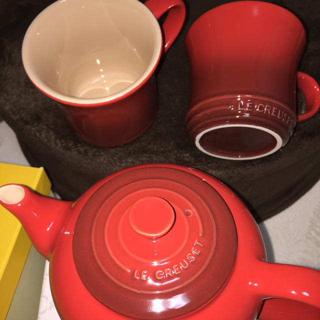 LE CREUSET(ルクルーゼ)のLE CREUSET ティーポット&マグカップ２個セット インテリア/住まい/日用品のキッチン/食器(グラス/カップ)の商品写真