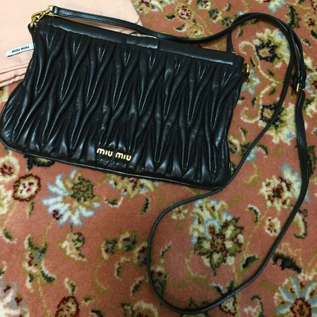 miumiu(ミュウミュウ)のmiumiu ブラック マテラッセ レディースのバッグ(ハンドバッグ)の商品写真