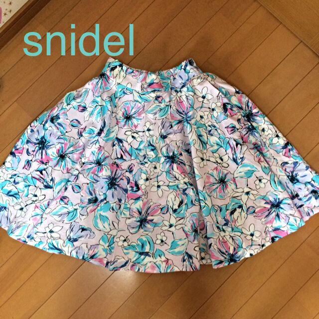 SNIDEL(スナイデル)の花柄プリントフレアスカート レディースのスカート(ひざ丈スカート)の商品写真