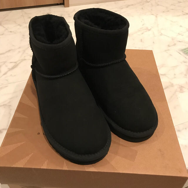 UGG(アグ)の★送料込み★UGG クラシックミニ ブラック US6 23cm 超美品 ほぼ新品 レディースの靴/シューズ(ブーツ)の商品写真