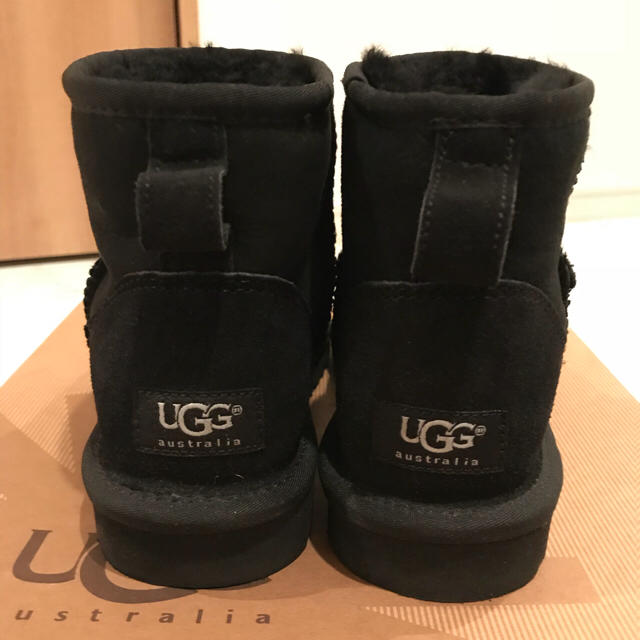 UGG(アグ)の★送料込み★UGG クラシックミニ ブラック US6 23cm 超美品 ほぼ新品 レディースの靴/シューズ(ブーツ)の商品写真