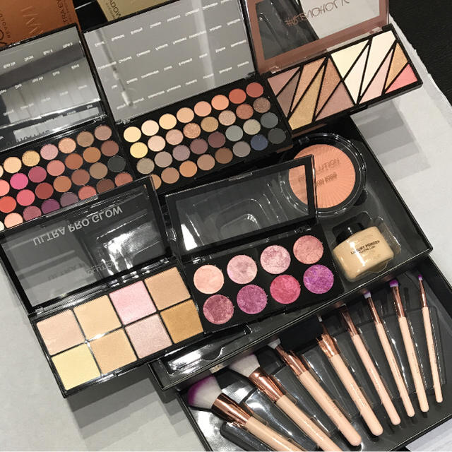 Sephora(セフォラ)のMakeup Revolution スペシャルセット コスメ/美容のベースメイク/化粧品(アイシャドウ)の商品写真