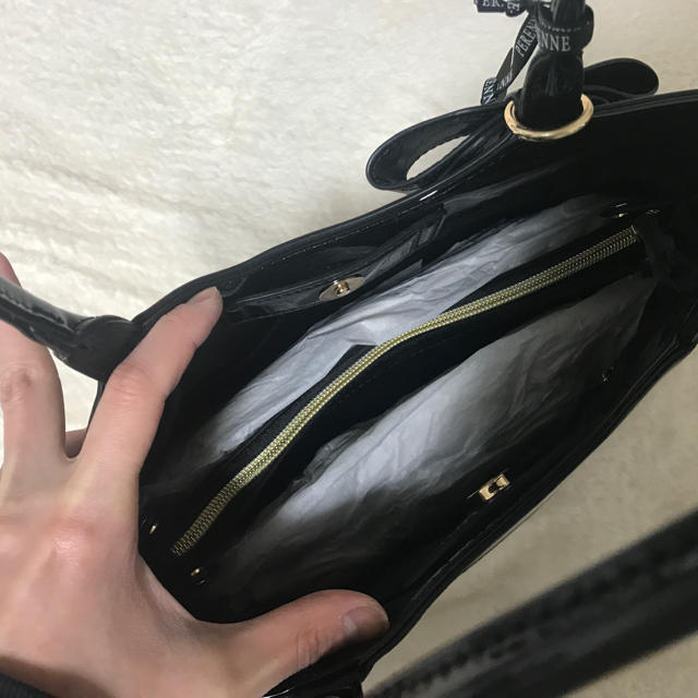 リボンバッグ♡エナメル質バッグ新品♡ レディースのバッグ(ハンドバッグ)の商品写真