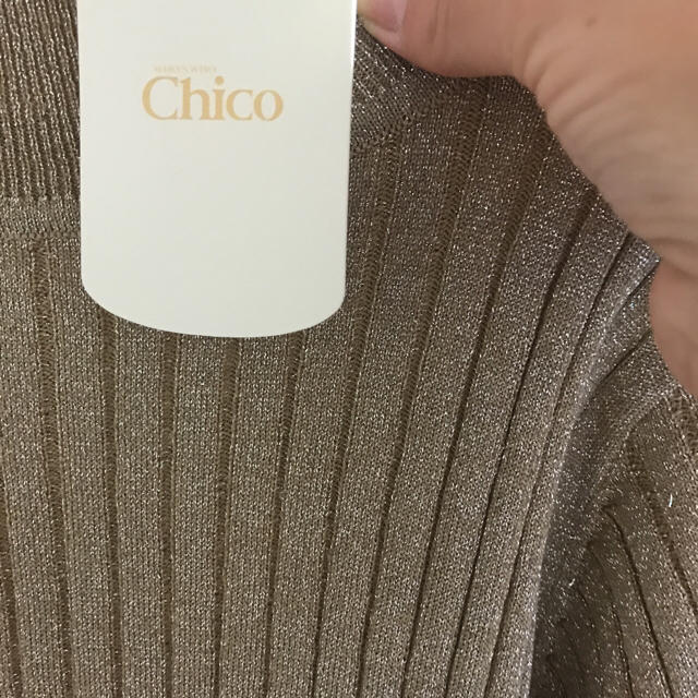 who's who Chico(フーズフーチコ)のmie様専用！！新品タグ付き フーズフーチコ ラメニット ベージュ レディースのトップス(ニット/セーター)の商品写真