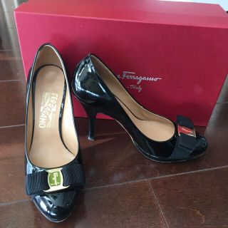 サルヴァトーレフェラガモ(Salvatore Ferragamo)の美品♡フェラガモ ヴァラリボン 黒パンプス(ハイヒール/パンプス)