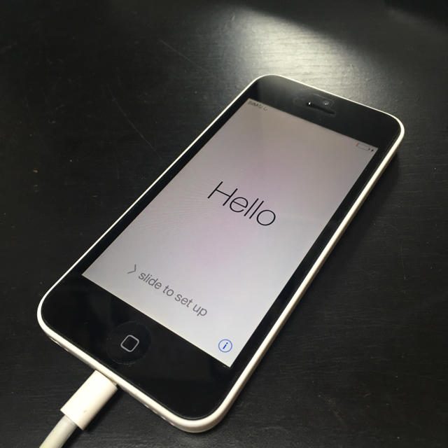 iPhone(アイフォーン)のApple iPhone5c au ホワイト iOS8 スマホ/家電/カメラのスマートフォン/携帯電話(スマートフォン本体)の商品写真