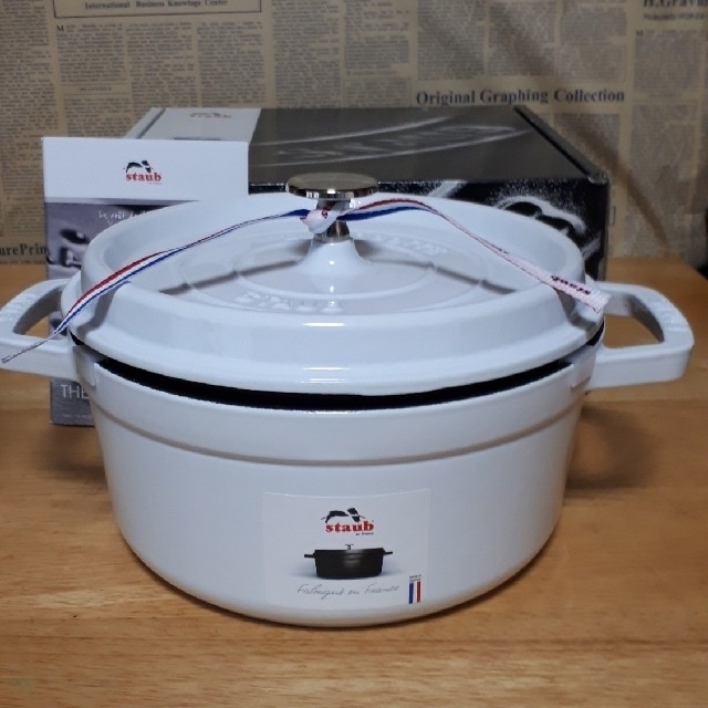 STAUB(ストウブ)のストウブ ココットラウンド22cm B品です インテリア/住まい/日用品のキッチン/食器(鍋/フライパン)の商品写真