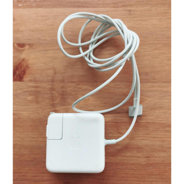 Mac (Apple)(マック)のMacbook air 純正 電源アダプタ MagSafe 45W スマホ/家電/カメラのスマートフォン/携帯電話(バッテリー/充電器)の商品写真