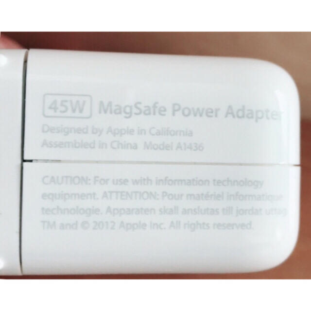 Mac (Apple)(マック)のMacbook air 純正 電源アダプタ MagSafe 45W スマホ/家電/カメラのスマートフォン/携帯電話(バッテリー/充電器)の商品写真