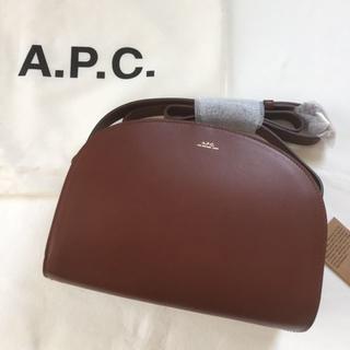 アーペーセー(A.P.C)の新品未使用 大人気 A.P.C.ハーフムーンバック ブラウン(ショルダーバッグ)