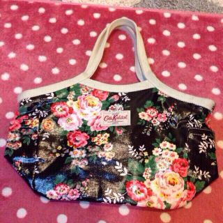 キャスキッドソン(Cath Kidston)のフラワー エナメルバッグ(トートバッグ)