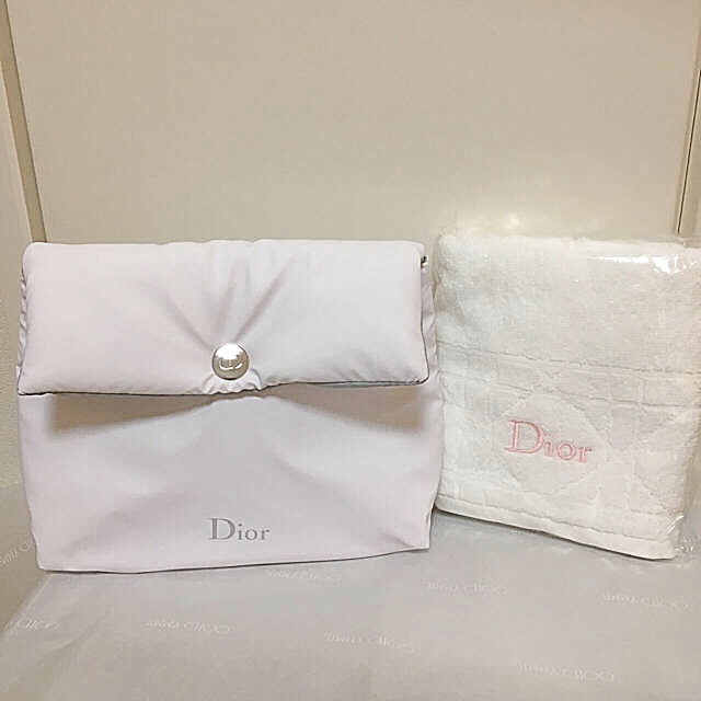 Christian Dior(クリスチャンディオール)の【Piiii y様専用】ディオール  ポーチ&タオルセット  サンプル付き レディースのファッション小物(ポーチ)の商品写真
