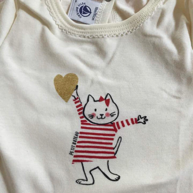 PETIT BATEAU(プチバトー)の☆SALE☆ 新品 プチバトー♡ 裏起毛プリントカットソー ねこ 18m 81 キッズ/ベビー/マタニティのベビー服(~85cm)(シャツ/カットソー)の商品写真