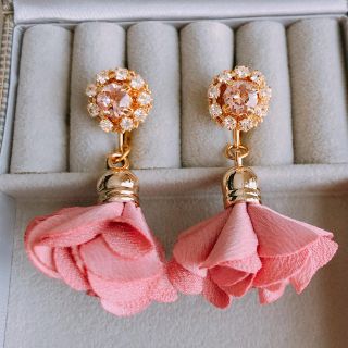 スワロフスキー(SWAROVSKI)の揺れるお花の樹脂ピアス(ピアス)