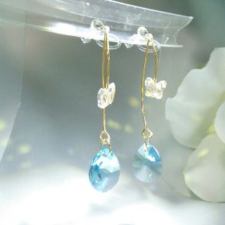 スワロフスキー(SWAROVSKI)のスワロフスキー❁雫＆蝶イヤリング❁水色❁No.HY-110(イヤリング)