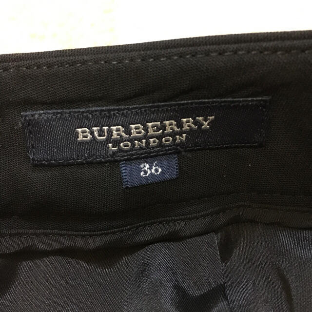 BURBERRY(バーバリー)のお値下げ致しました。美品  バーバリーパンツ   濃紺      Sサイズ レディースのパンツ(カジュアルパンツ)の商品写真