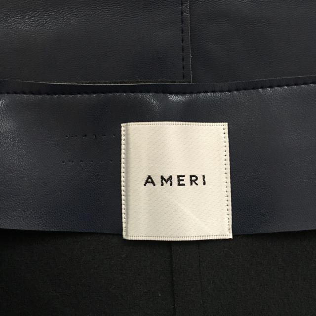 Ameri VINTAGE(アメリヴィンテージ)のAMERIフェイクレザースカート★ネイビー レディースのスカート(ひざ丈スカート)の商品写真