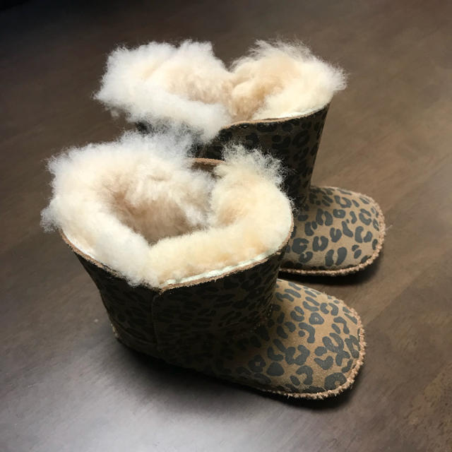 UGG(アグ)のUGGブーツ キッズ/ベビー/マタニティのキッズ靴/シューズ(15cm~)(ブーツ)の商品写真