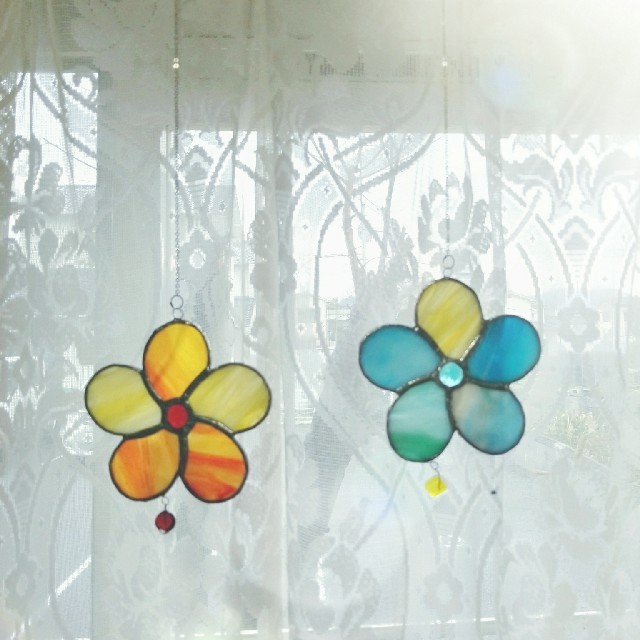 ステンドグラス製　カラフルなお花のサンキャッチャー インテリア/住まい/日用品のインテリア小物(モビール)の商品写真
