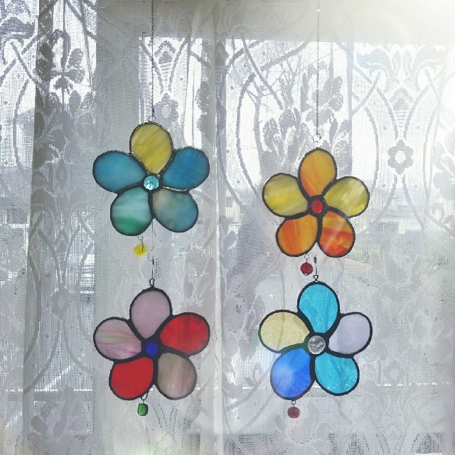 ステンドグラス製　カラフルなお花のサンキャッチャー インテリア/住まい/日用品のインテリア小物(モビール)の商品写真