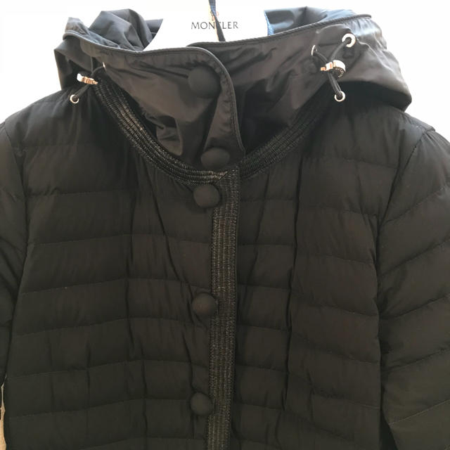 MONCLER(モンクレール)のモンクレール コート フード ダウン ノーカラー 黒 ダウンコート レディースのジャケット/アウター(ダウンコート)の商品写真